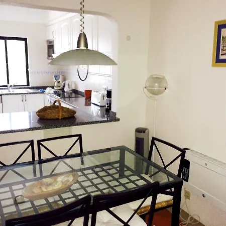 Διαμέρισμα Spacious In With Shared Pool 130 Sqm Olhos de Αgua